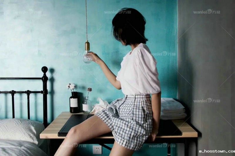 大连民宿老板娘用金属丝绒，把小房间装修成我住不起的样子