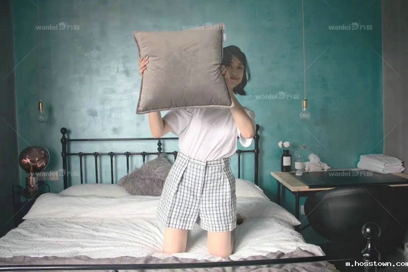 大连民宿老板娘用金属丝绒，把小房间装修成我住不起的样子