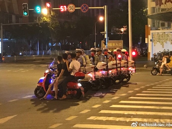 交警陪你一起等红绿灯