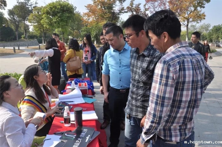 艺术涂料巡展观众入场