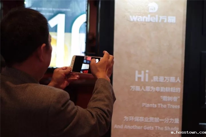 来宾给艺术涂料拍照