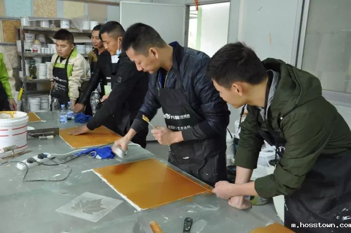 学员们动手施工硅藻泥