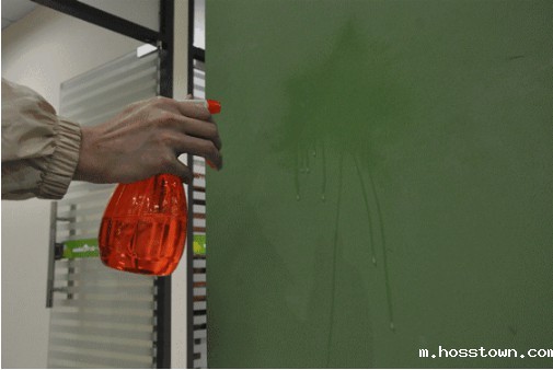 给硅藻泥墙面喷水测试
